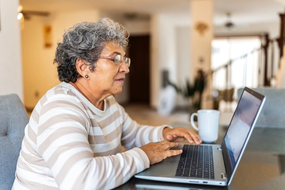 Adulta mayor retirando dinero de su afore online.