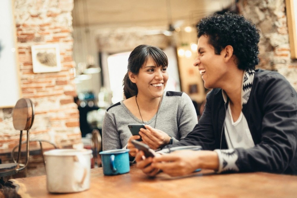 Pareja que respeta su presupuesto mensual