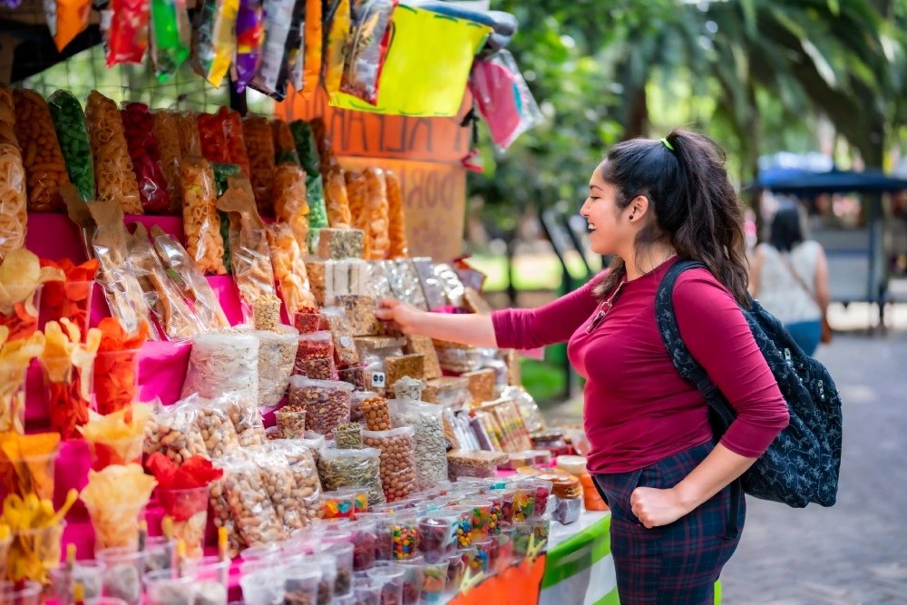 Mujer comprando snacks 