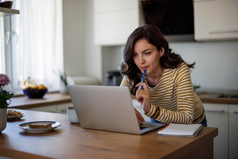 Mujer aprendiendo a cómo invertir