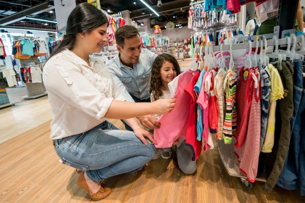 Familia haciendo uso de sus derechos del consumidor.