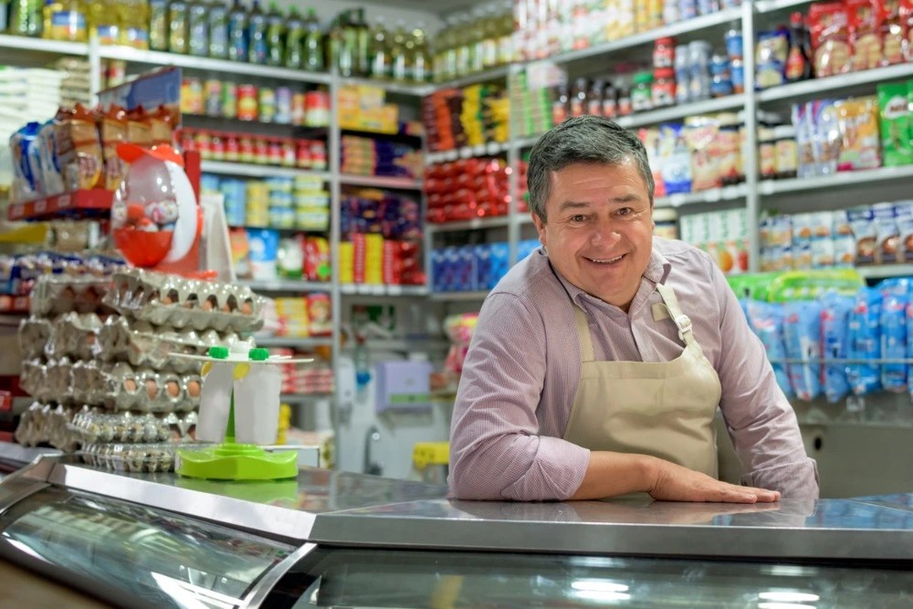 Hombre en su negocio tras aplicar consejos para emprendedores.