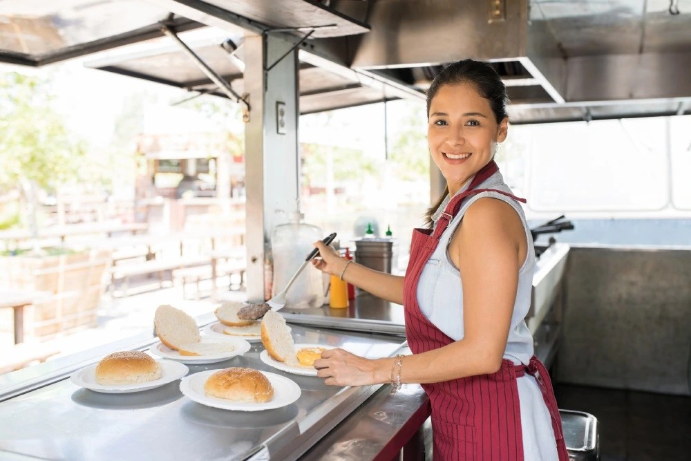 Persona emprendedora celebrando la obtención de financiamiento para su negocio.