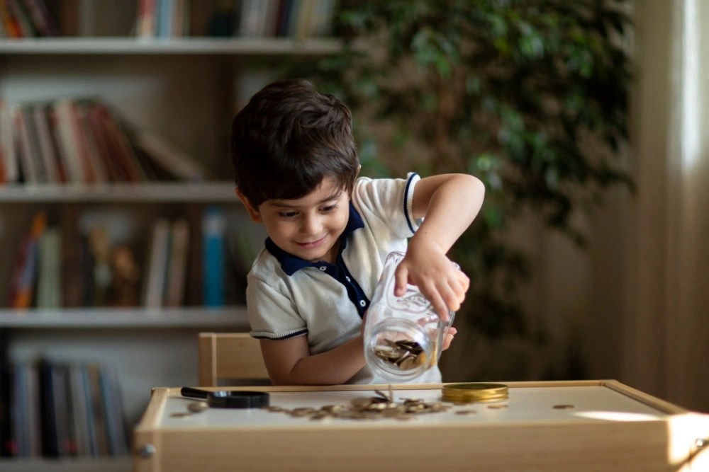 Niño viendo sus ahorros de la alcancía.