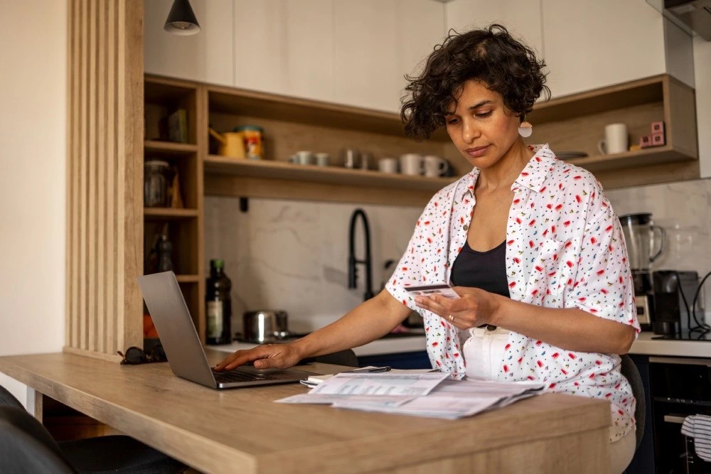 Mujer manejando sus finanzas personales.