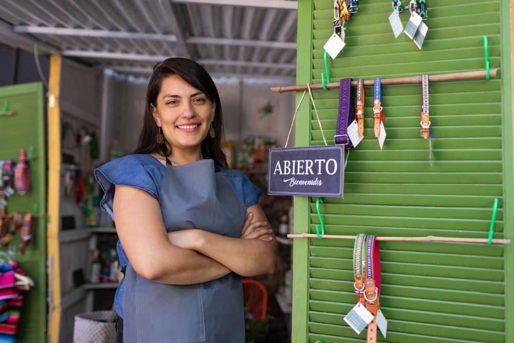 Mujer cuidando sus finanzas personales