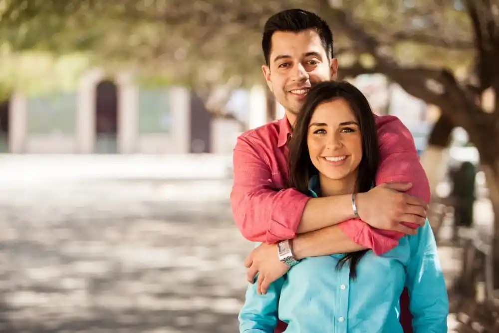 pareja abrazada feliz con sus finanzas