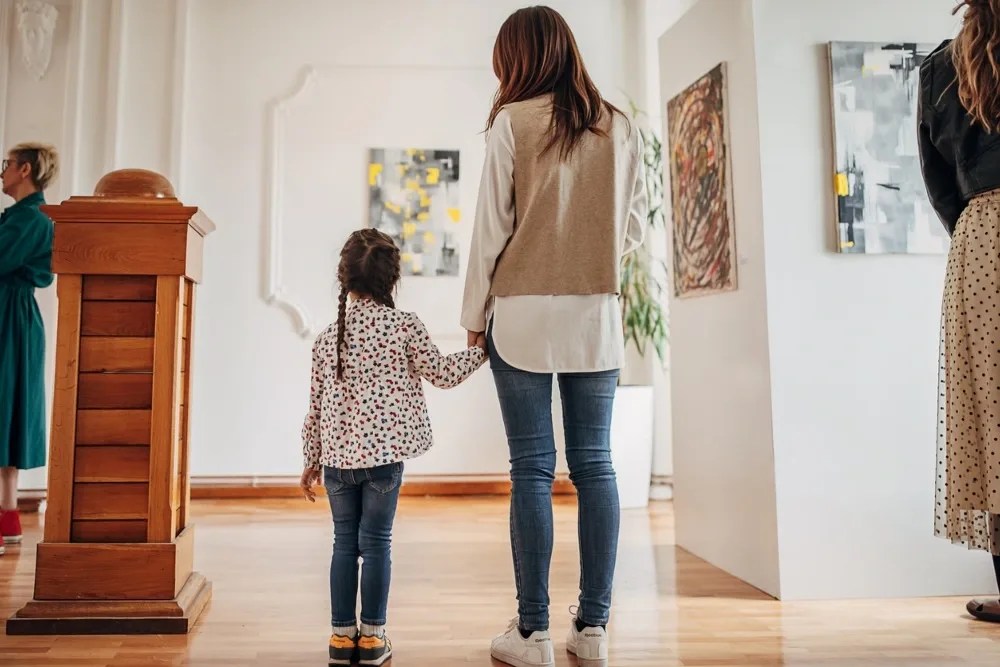 Madre e hija en museo sobre educación financiera