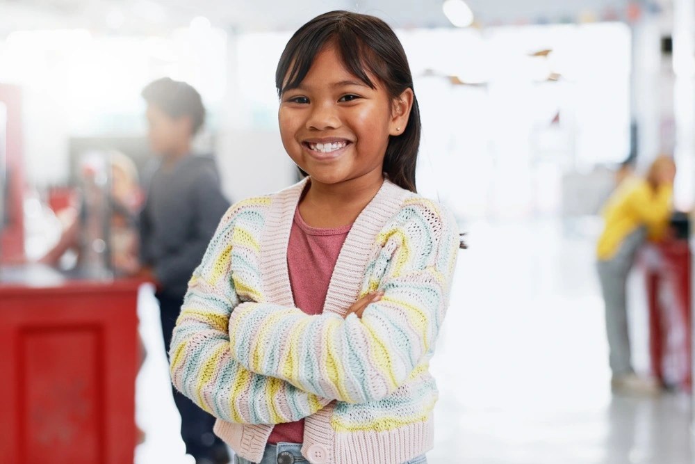 Niña feliz de aprender sobre economía y educación financiera para niños en museos.