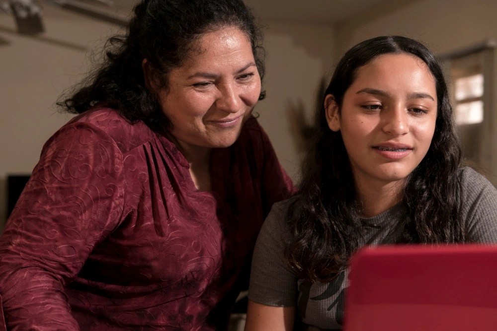 Madre e hija organizando sus gastos