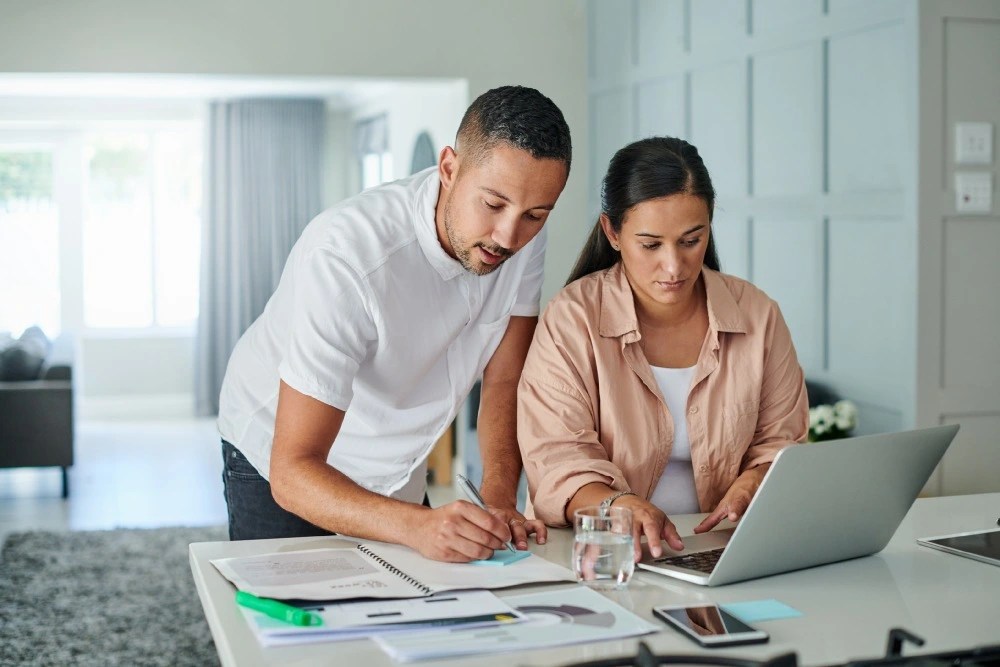 Pareja identificando y administrando las distintas formas de ahorro en servicios del hogar.