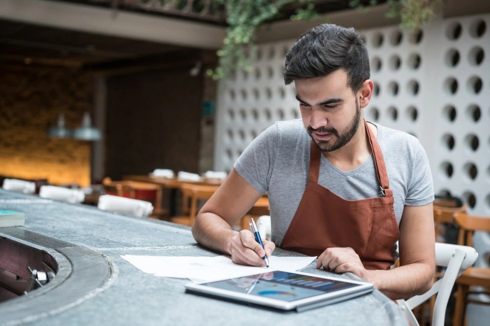 Emprendedor planifica el manejo de deudas