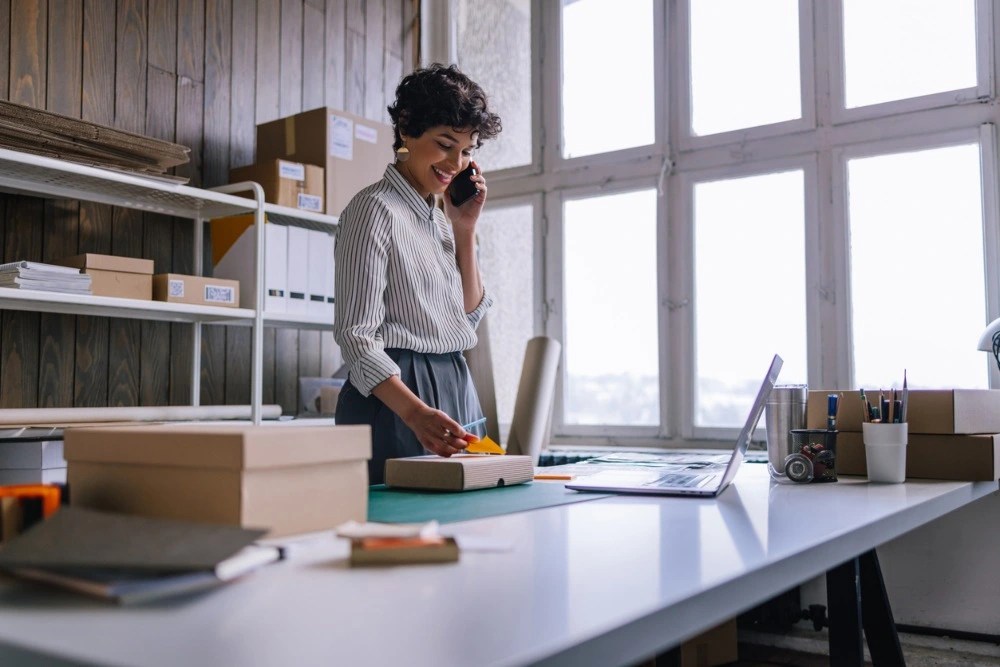  Mujer gestiona las finanzas de su emprendimiento.