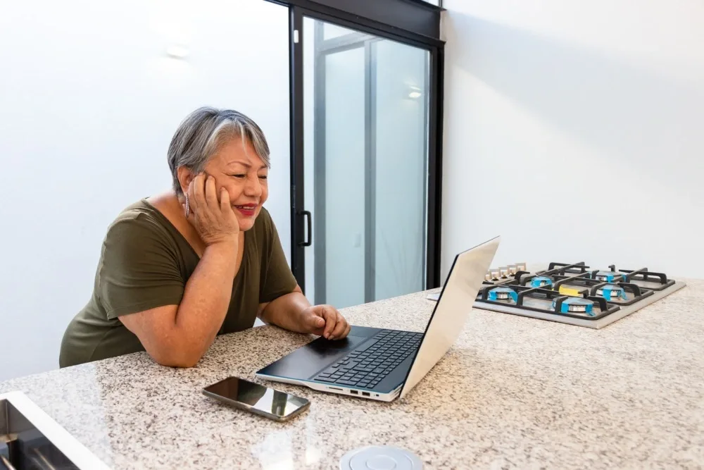 adulta mayor en computadora revisando qué es sar 92