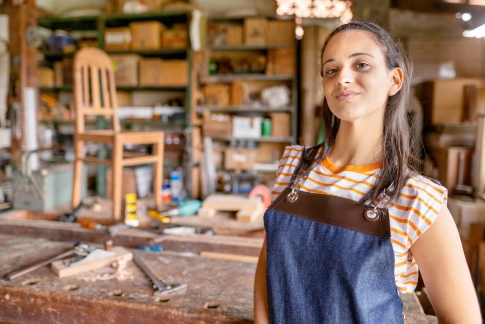 Persona con su emprendimiento de muebles.