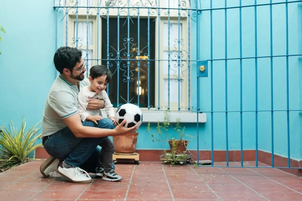 Padre e hijo jugando al fútbol