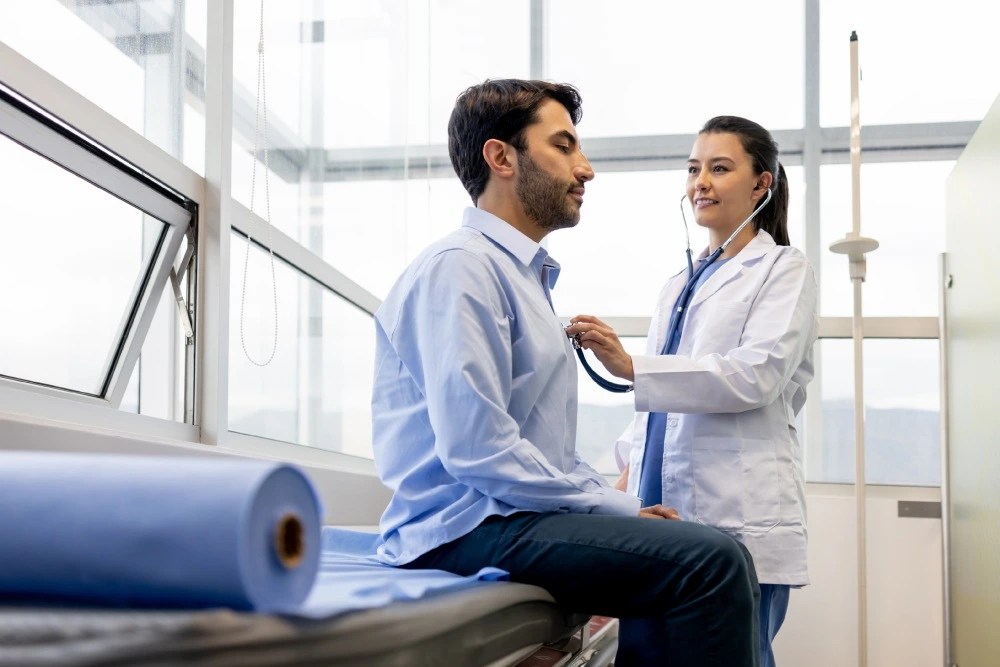 Doctora atendiendo a hombre que utiliza su seguro de gastos médicos mayores