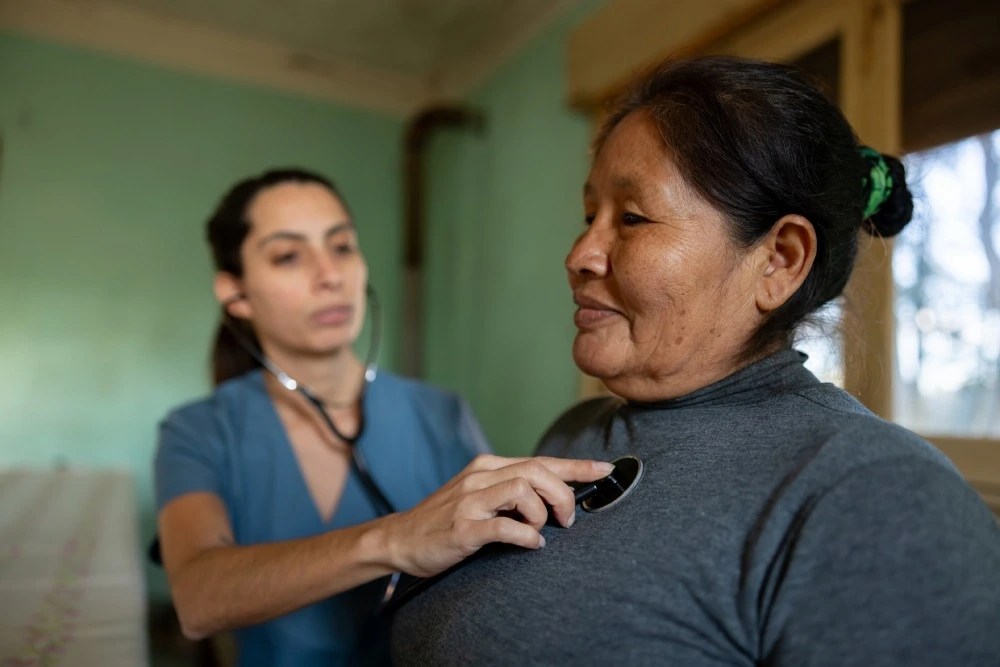 Adulta mayor en control de salud.