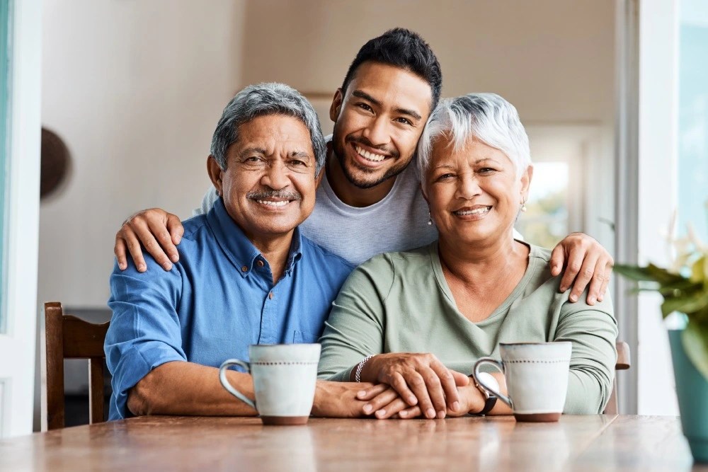 Pareja de adultos mayores con hijo.