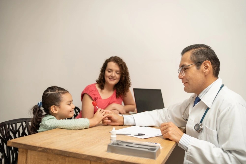 Madre e hija aprovechando el seguro de salud para la familia