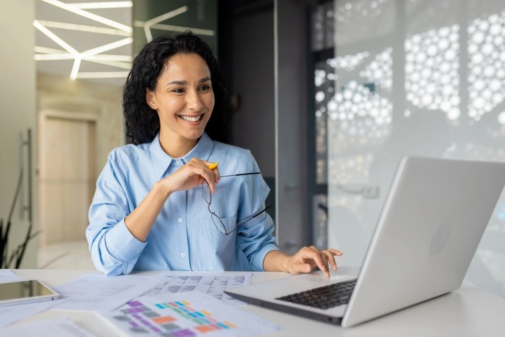 Mujer mejorando sus finanzas personales con herramientas de simulación crediticia.