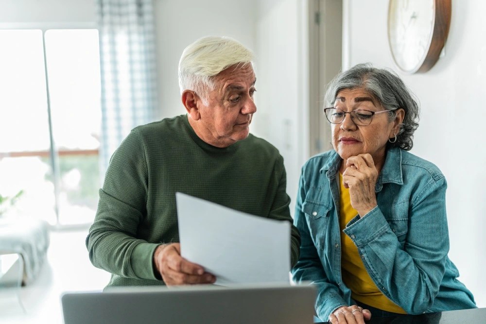 Pareja de adultos mayores preguntándose cuántos sistemas de pensiones existen en México.