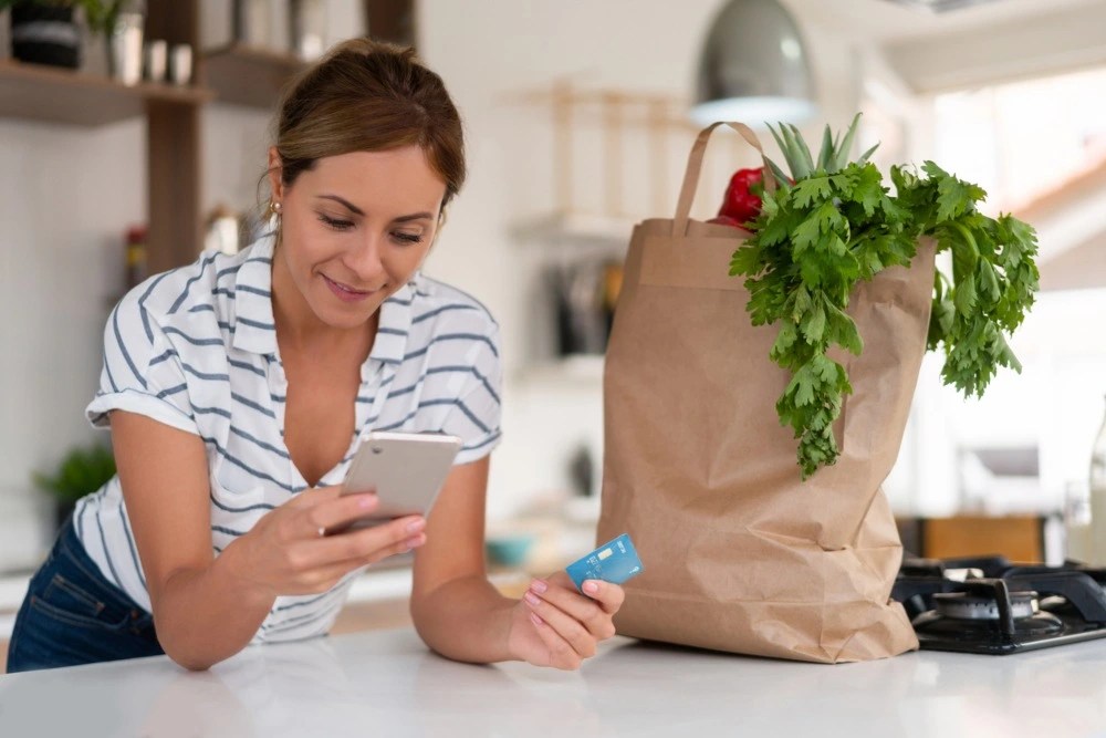  Una mujer realizando las compras del super en línea.