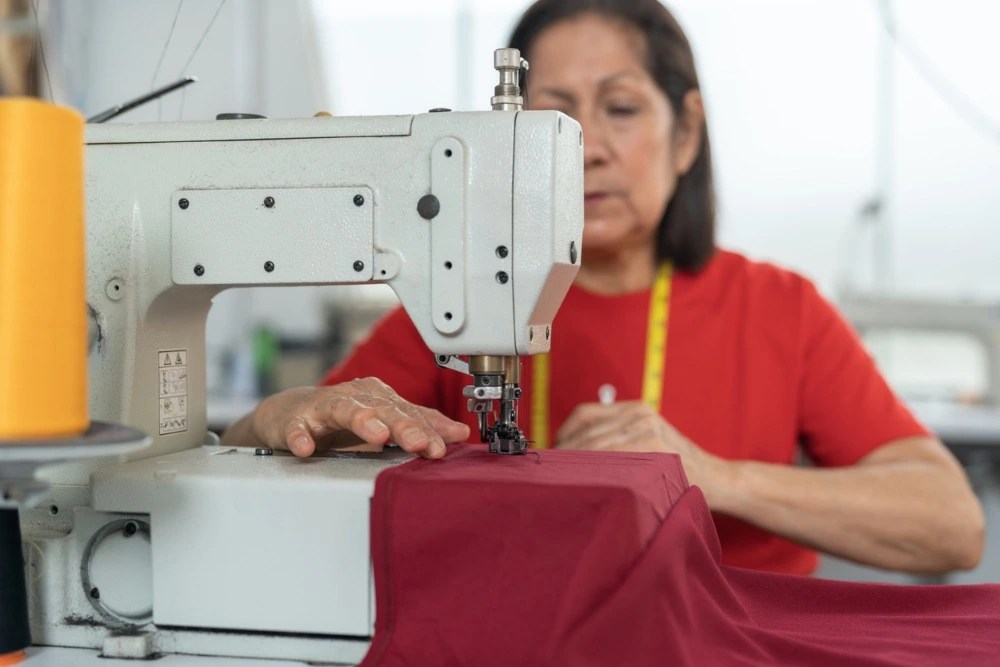 Trabajadora independiente con su máquina de coser