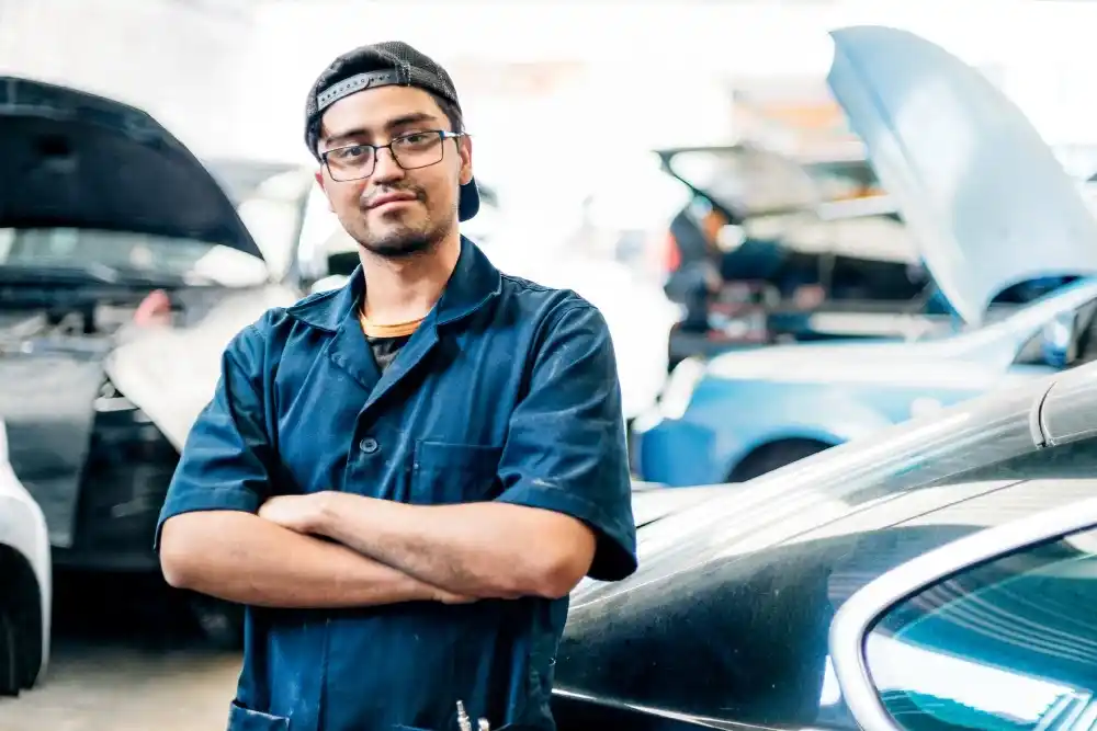 trabajador independiente contento con seguro