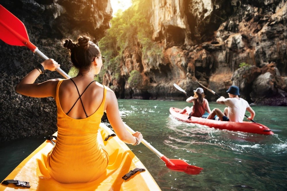 Amigos en kayak disfrutando su viaje