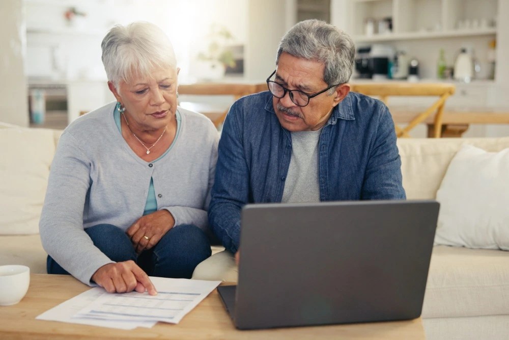 Adultos mayores revisando los beneficios de ahorrar.