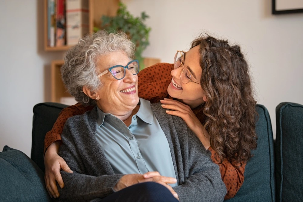 Beneficiarios afore: adulta mayor sonriendo con hija