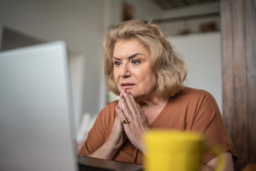 Mujer se informa para denunciar fraude financiero