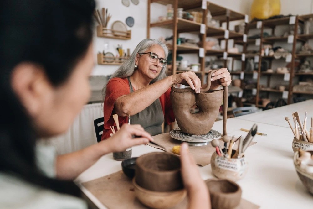 Adulta mayor trabajando con cerámica