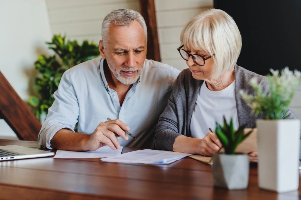 Adultos mayores conversan sobre cómo hacer rendir el dinero.