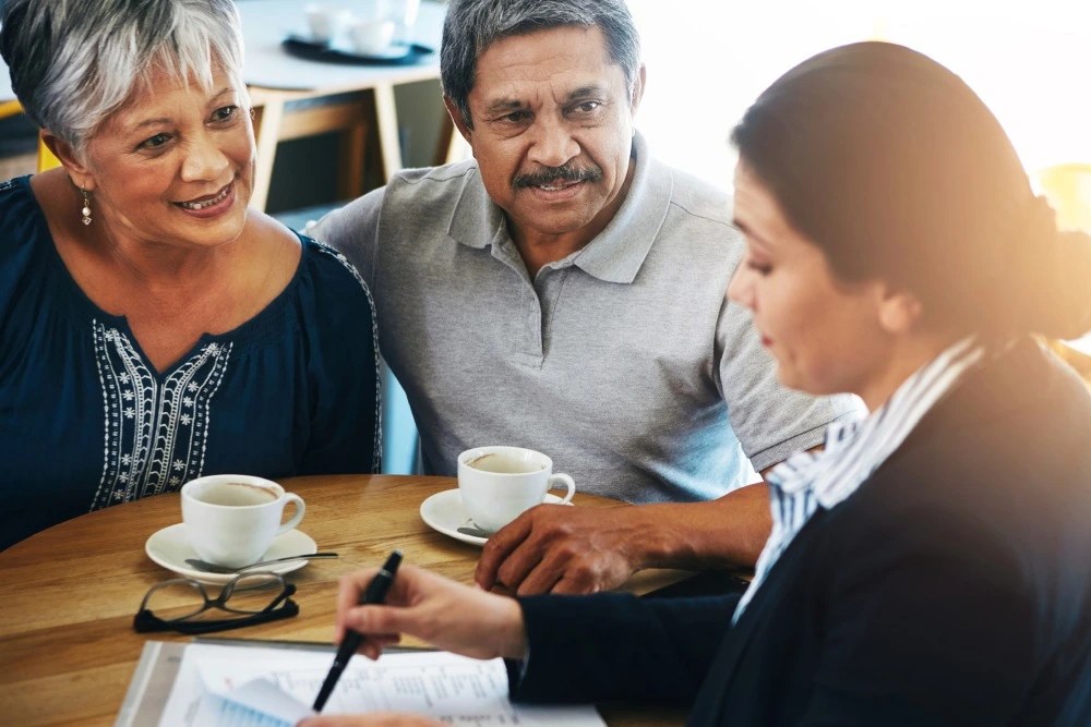 Adultos mayores aprendiendo a cómo invertir su dinero