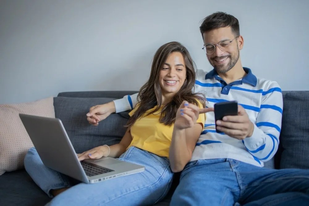 Pareja haciendo comprar en línea