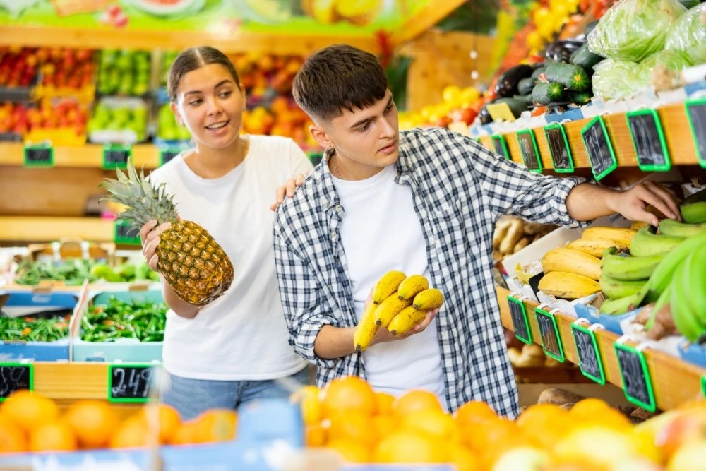 Personas utilizando los consejos de ahorro en el supermercado.