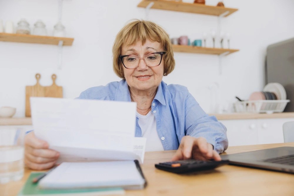 Adulta mayor aprendiendo a gestionar sus gastos