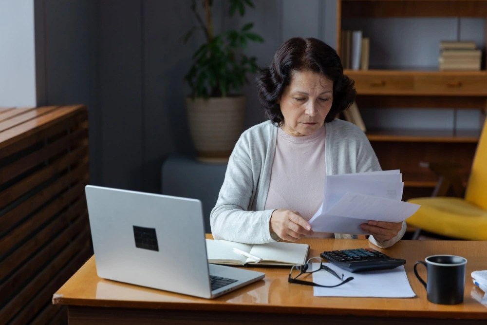 Persona solicita un préstamo para adultos mayores.