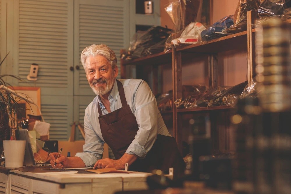  Persona inicia un emprendimiento en la tercera edad.