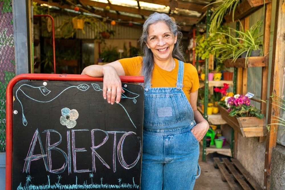 Adulto mayor con su emprendimiento.