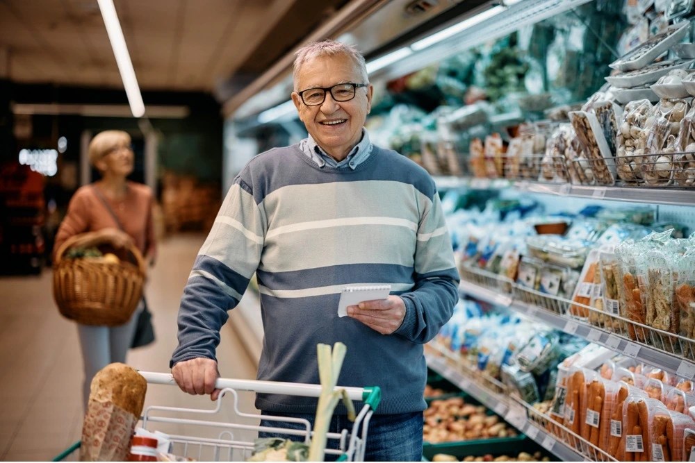 adulto mayor haciendo compras en el supermercado