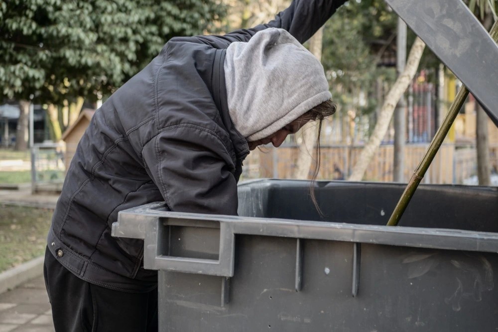 Persona haciendo trashing, robando en basura.