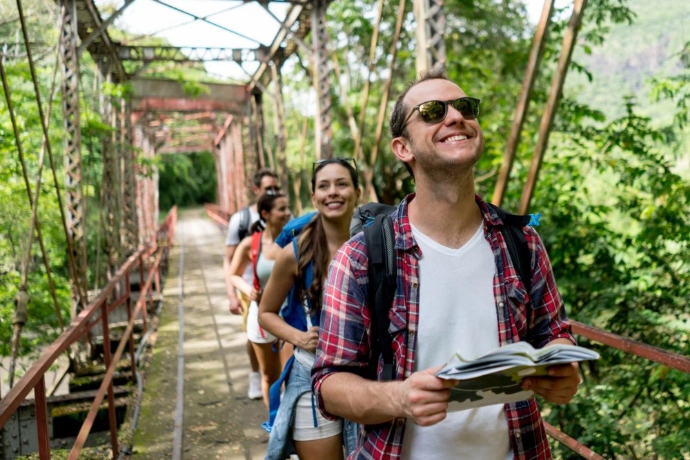 Grupo de amigos de vacaciones tras planificar gastos de viaje