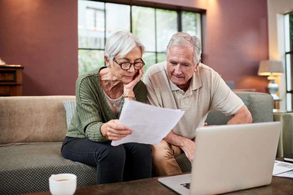 Personas adultas mayores aprenden de finanzas.