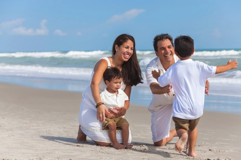 Familia de vacaciones en la playa