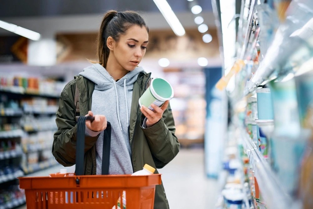 Mujer comprando en supermercado con tips para ahorrar dinero