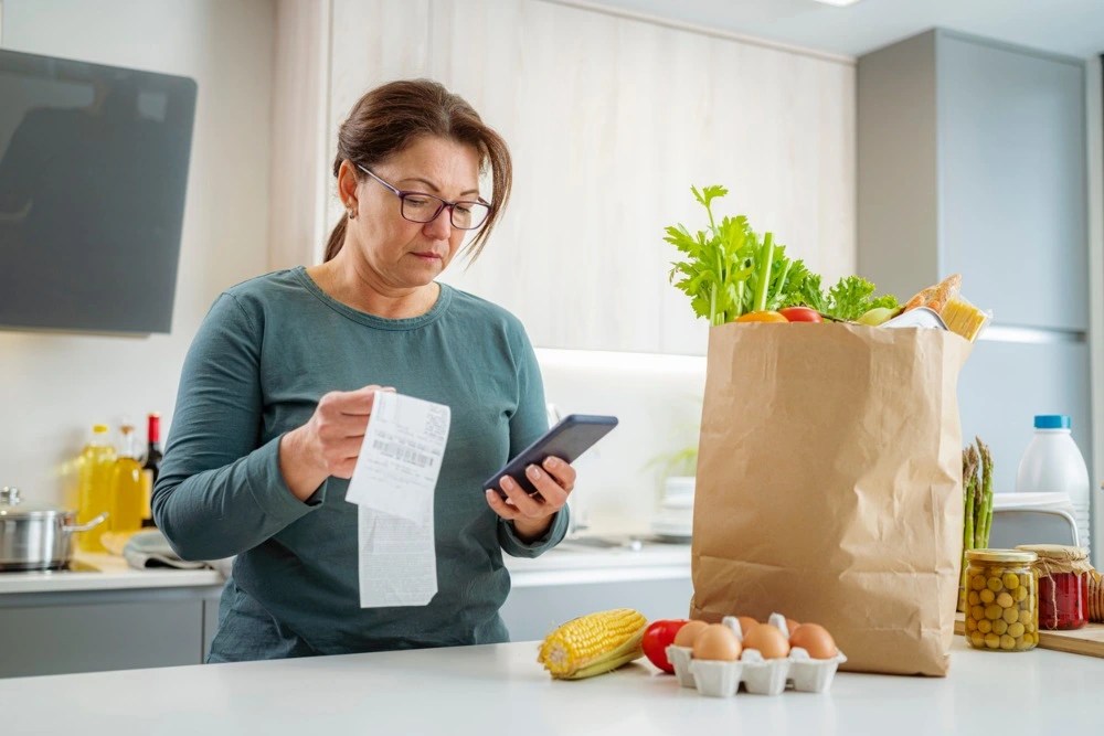 Persona revisando boleta preocupada por al alza de precios.