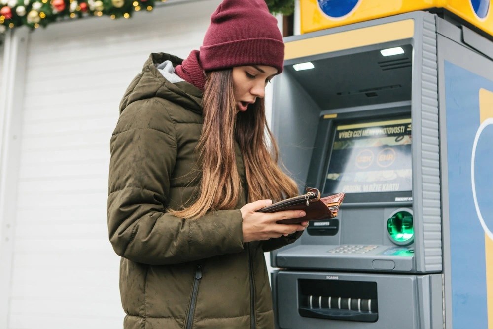 mujer es víctima de fraude tallado de tarjetas en cajero automático.